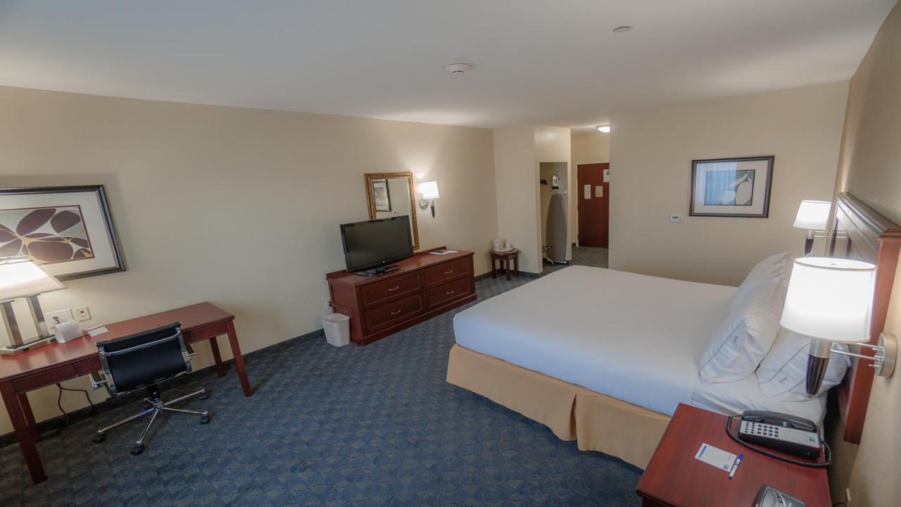 Holiday Inn Express Hotel & Suites Pampa, An Ihg Hotel Room photo